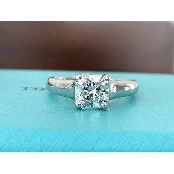【ココ】TIFFANY Harmony 0.22カラット Tiffany Harmony® Round Brilliant Engagement Ring with a